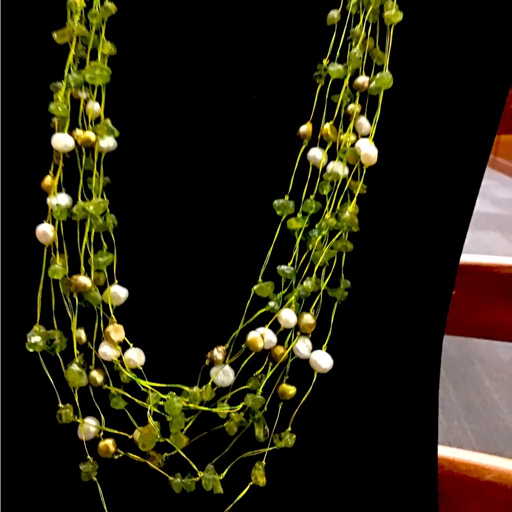 NWOT Beautiful Green Seas Glass and faux white Pearl Necklace